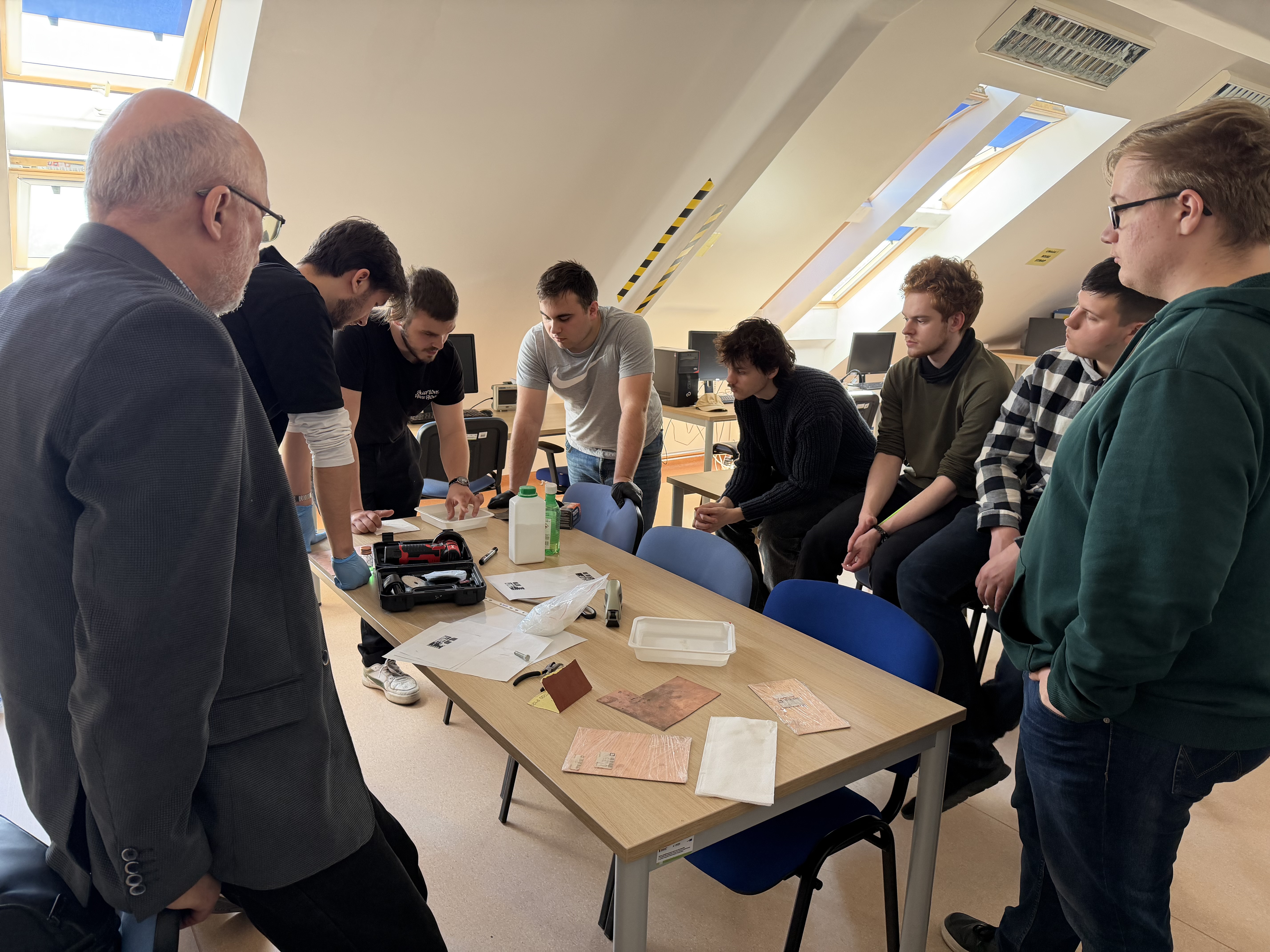 Studenci Koła Naukowego Spektrum podczas zajęć z wytrawiania płytek PCB
