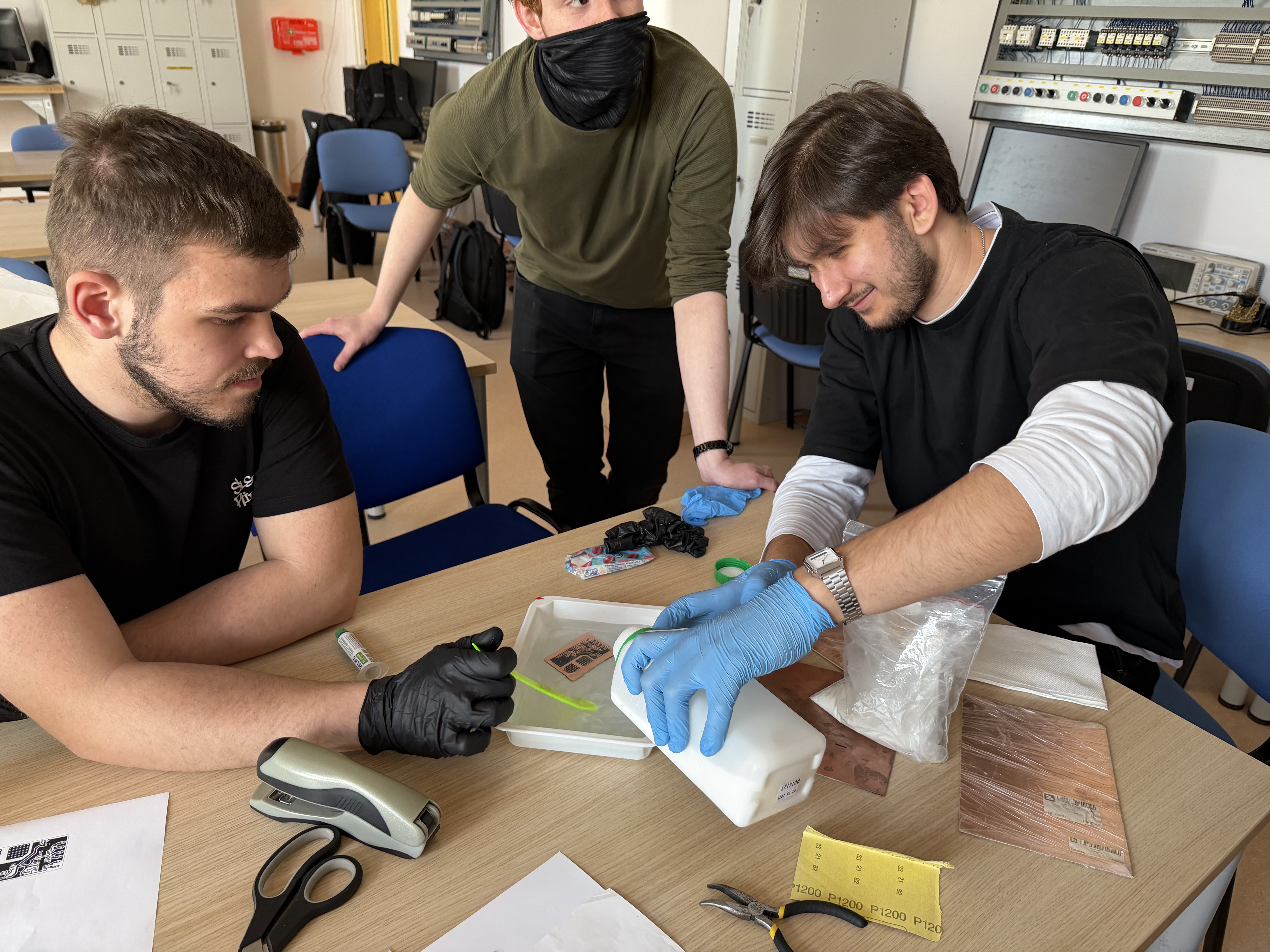 Wytrawianie płytki PCB metodą DIY w warsztacie Koła Naukowego Spektrum