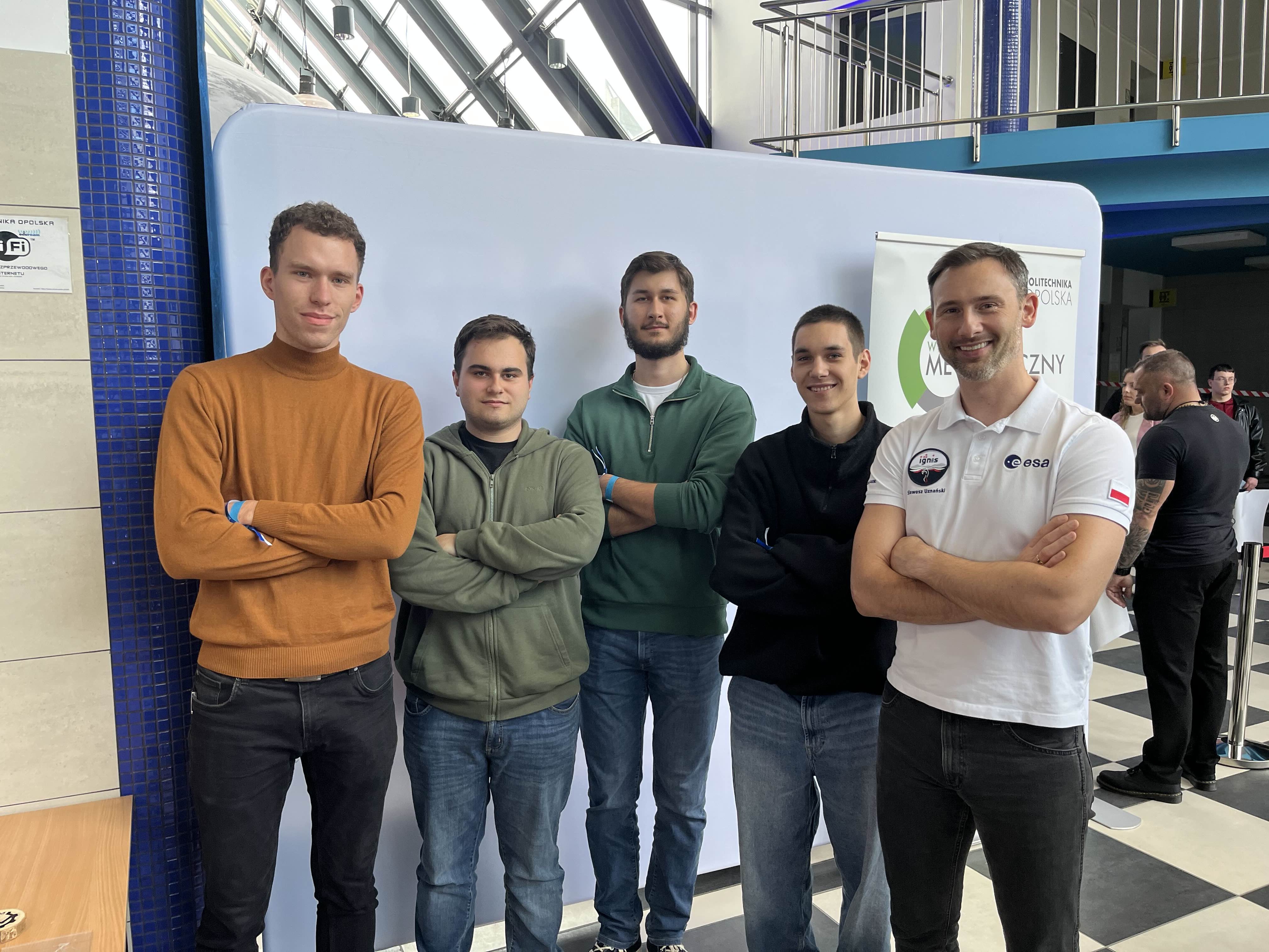 Spotkanie z astronautą dr Sławoszem Uznańskim-Wiśniewskim na Politechnice Opolskiej — uczestnicy pozują do zdjęcia grupowego