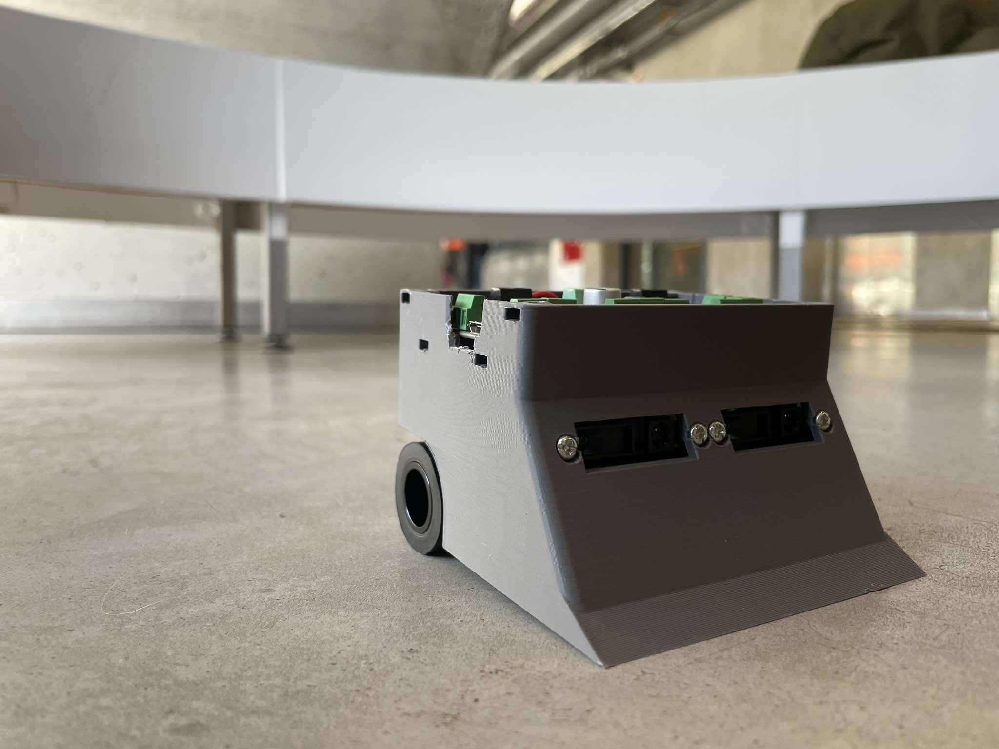 Robot MiniSumo Enhanced — SpekTron na arenie sumo podczas testów